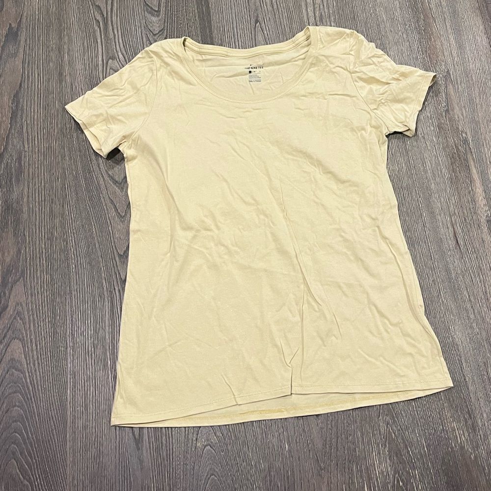 NWOT Nike Basic Tee Athletic Cut Short Sleeve Round Neck Cotton Yellow Large
